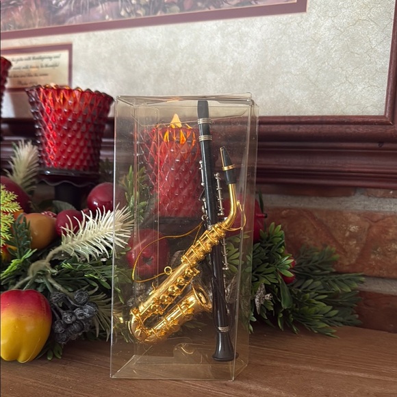 Vintage 1997 Miniature Gold and Black Saxophone Ornament  Collectibles - Picture 2 of 6